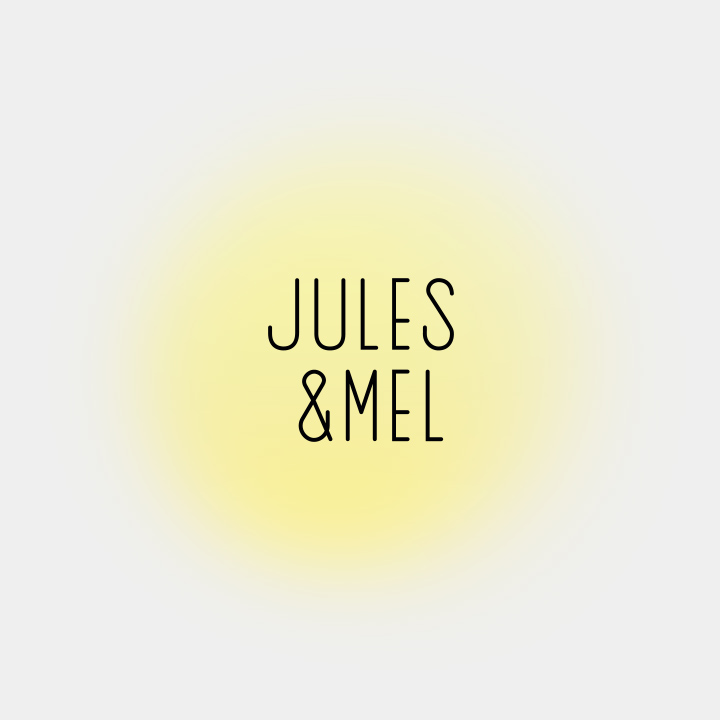 Schwarzes Jules&Mel Logo auf gelbem Blur