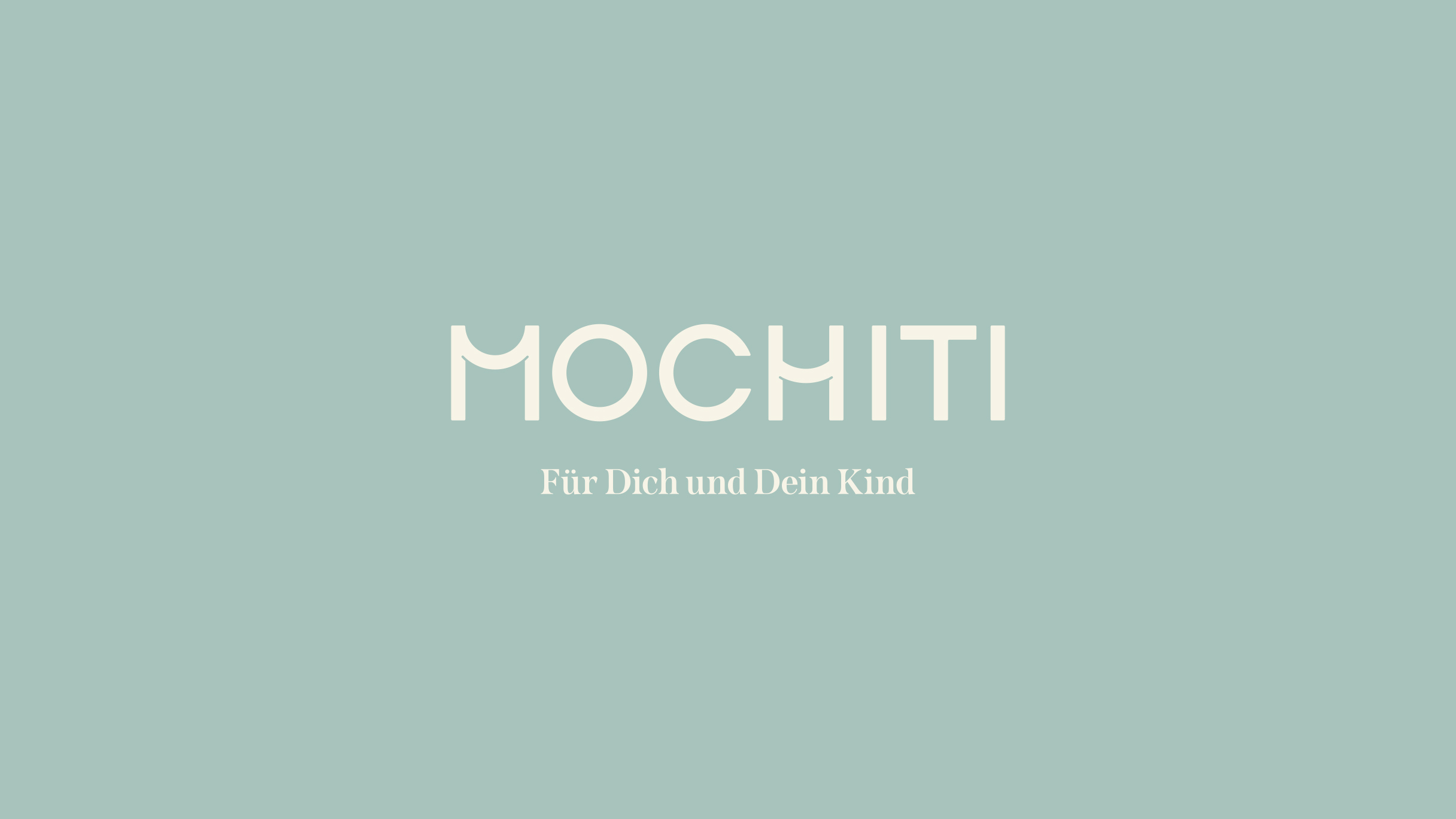 Weißes Mochiti Logo sowie Schriftzug "Für Dich und Dein Kind"auf hellem, tükis-farbenen Hintergrund