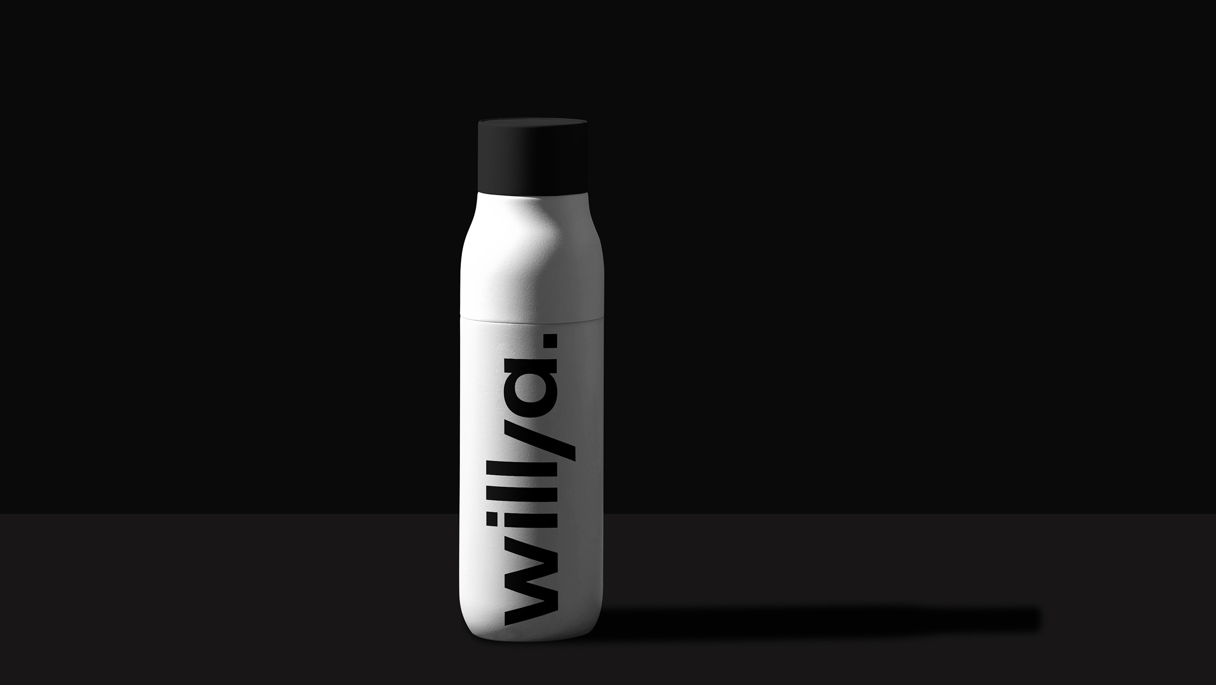 Willya weiße Trinkflasche mit schwarzem Logo