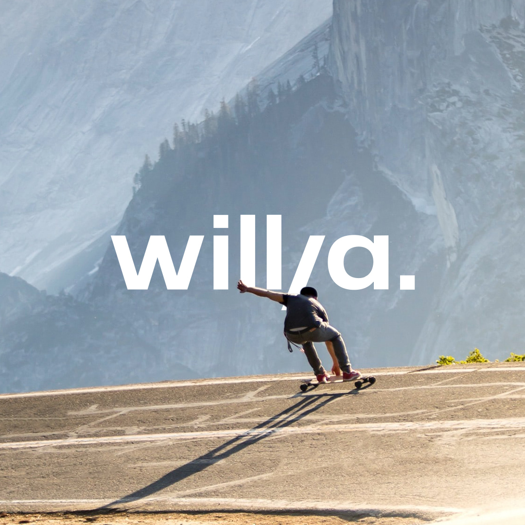 Willya: Skateborder auf Straße vor Bergkulisse