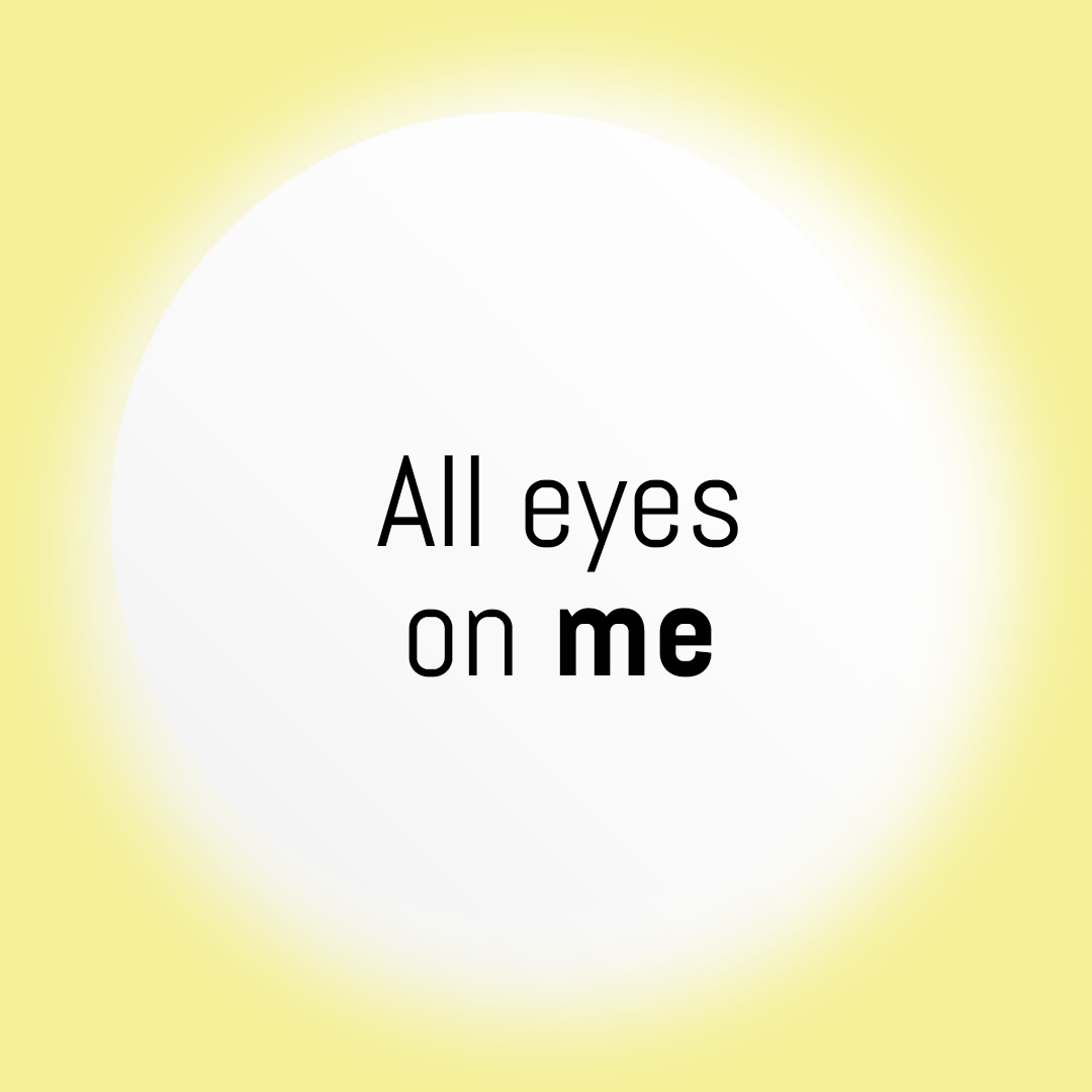 Weißer Blur auf gelbem Grund, schwarzer Text in der Mitte: All eyes on me