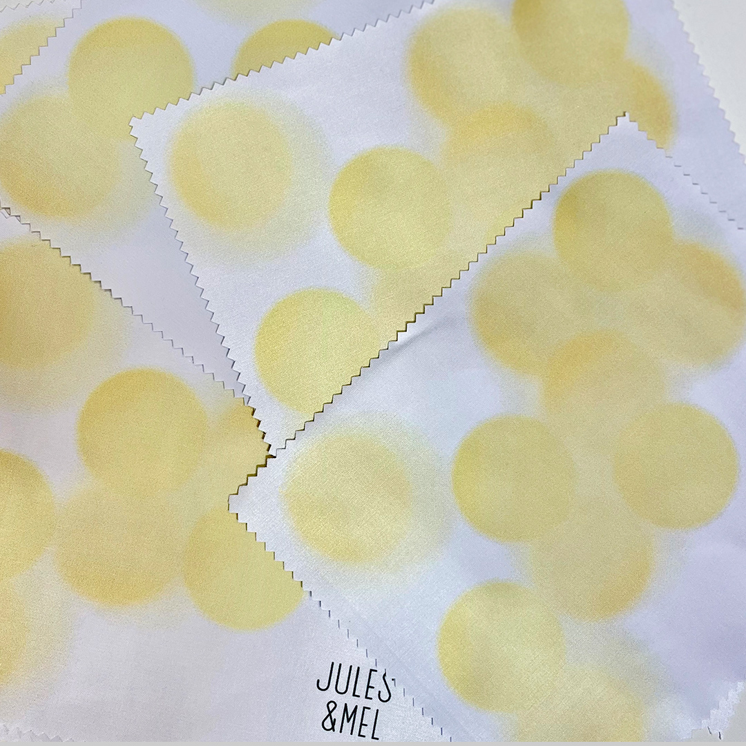 Jules & Mel Brillenputztuch, gelbe Punkte auf weißem Tuch