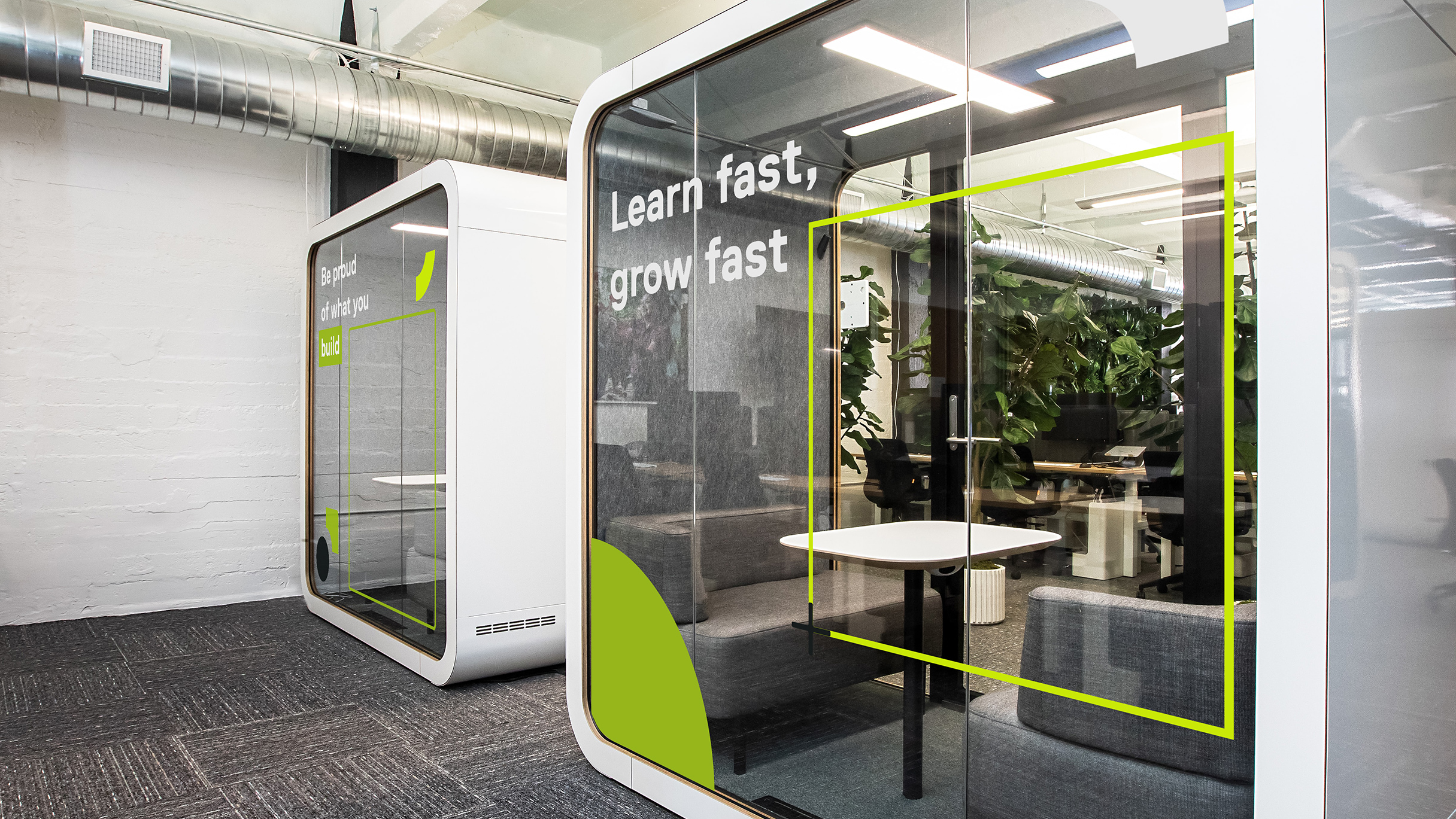 Capmo Telefonboxen in Büro beklebt mit Schriftzug "Learn fast, grow fast"