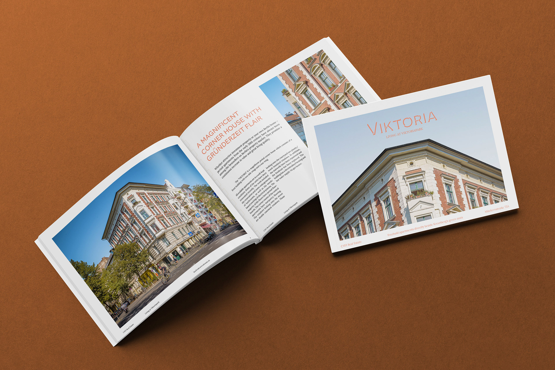 Cover und aufgeschlagenes Booklet über das "Viktoria" Haus mit großen Bildern der Backstein-Fassade und einem kurzen Text über den Gründerzeit Flair