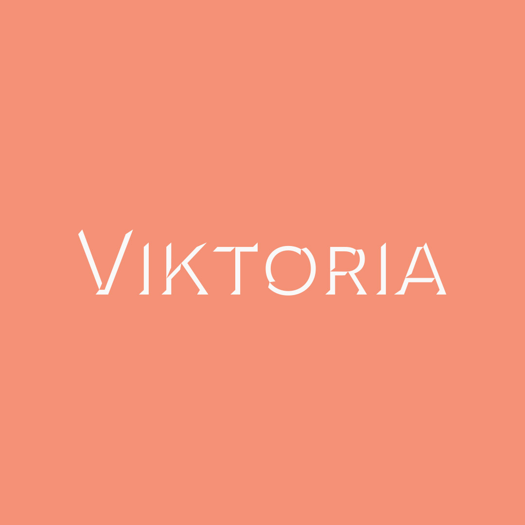 Weißes Logo mit dem Schriftzug "Viktoria" auf korall-farbenem Hintergrund