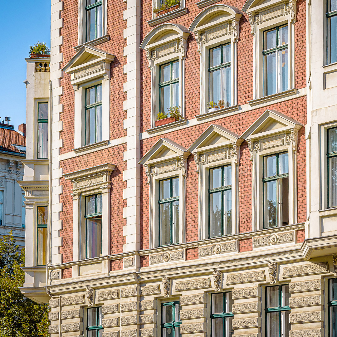 Backstein Fassade des "Viktoria" Hauses im viktorianischen Gründerzeit-Stil mit dekorierten Fensterbögen
