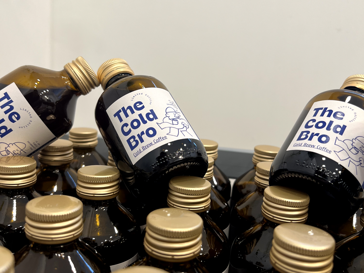 the other ones design studio Neujahrs-Mailing mit mehreren kleinen Glasflaschen mit dem »Cold Bro« Logo darauf.
