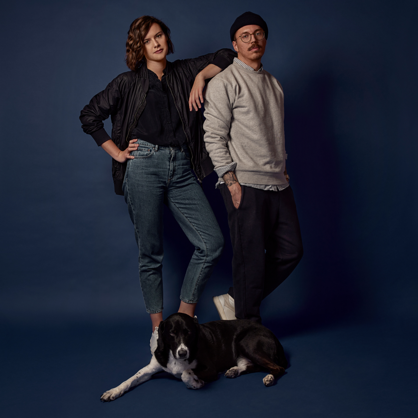 the other ones design studio Team Foto bestehend aus einer Frau, einem Mann und einem Hund.